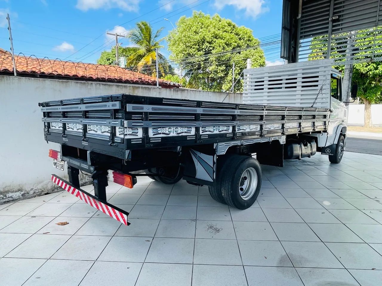 Caminhão Mercedes Benz 710 - Carga seca ano 2011 - Foto 5