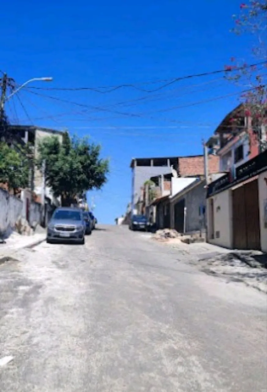 Vendo casa 2 andar bem ventilada e com excelente localização, próximo ao Imbuí e à praia.