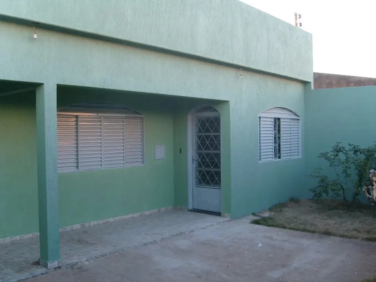 Setor Oeste QD 18, 3 quartos (1suite) laje + casa de fundos esquina R$ 415.000