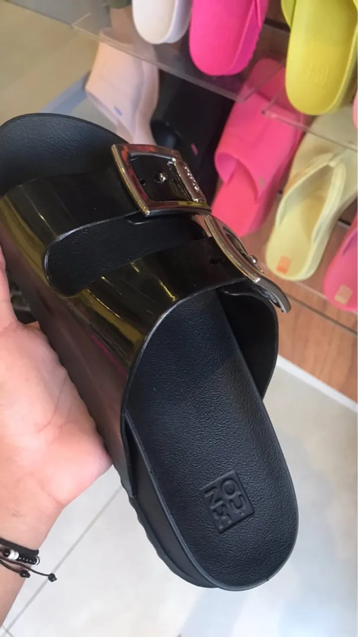 Sandália Birkenstock preta com fivela