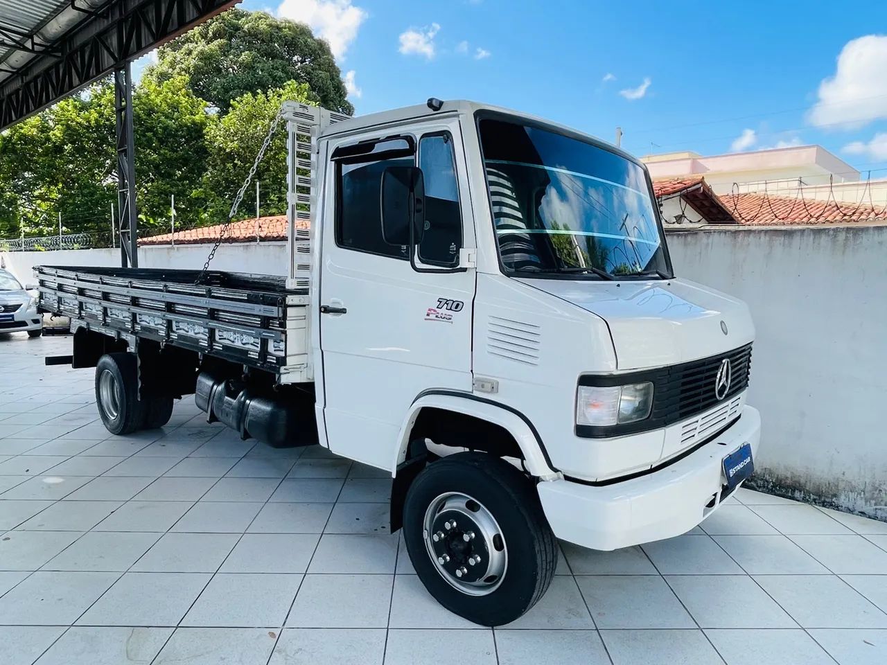 Caminhão Mercedes Benz 710 - Carga seca ano 2011