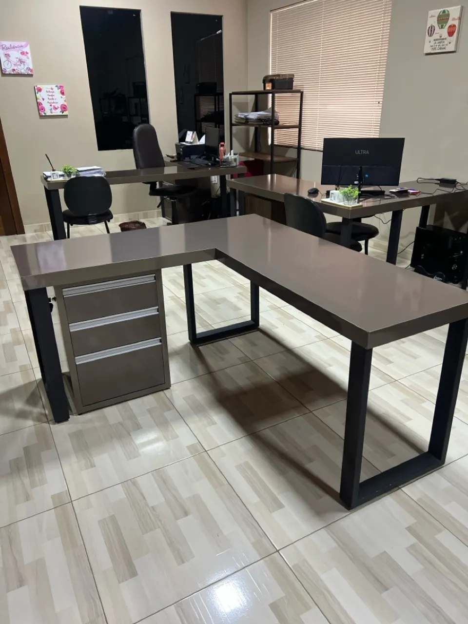 Mesa em L para Escritório com Gaveteiro