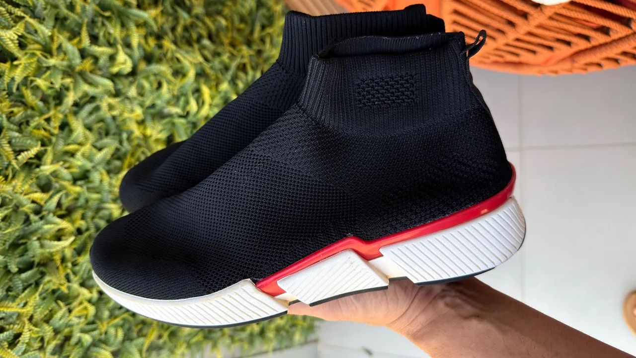 Tênis Cano Alto Preto com Detalhes Vermelhos