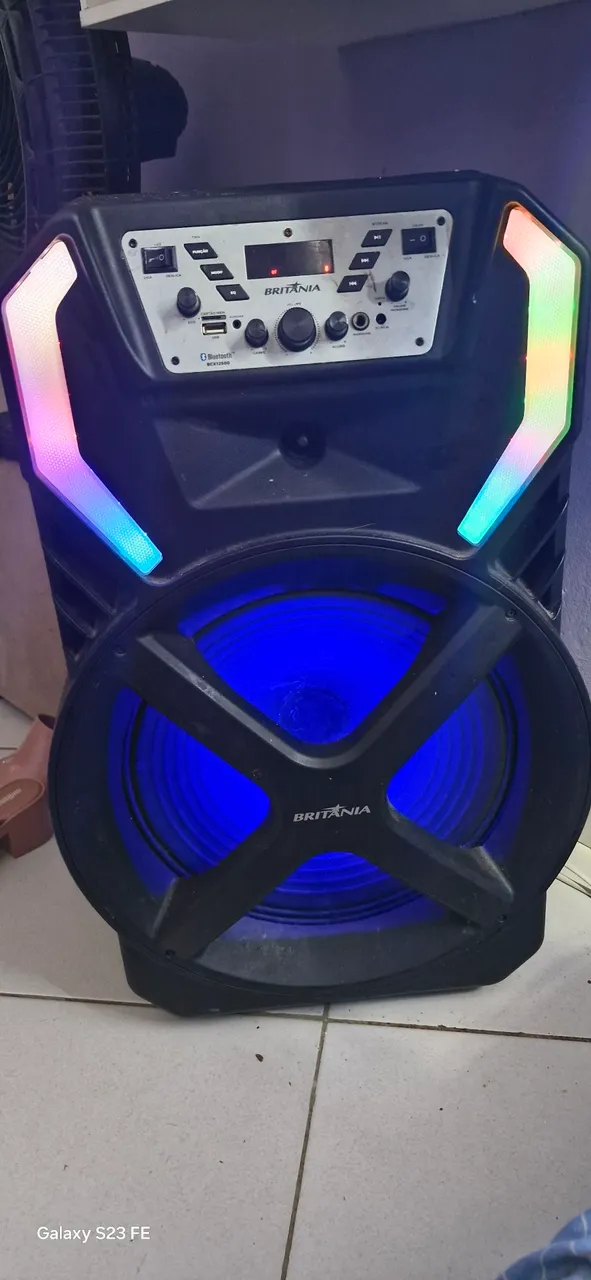 Caixa de som portátil Britânia com Bluetooth e luzes LED