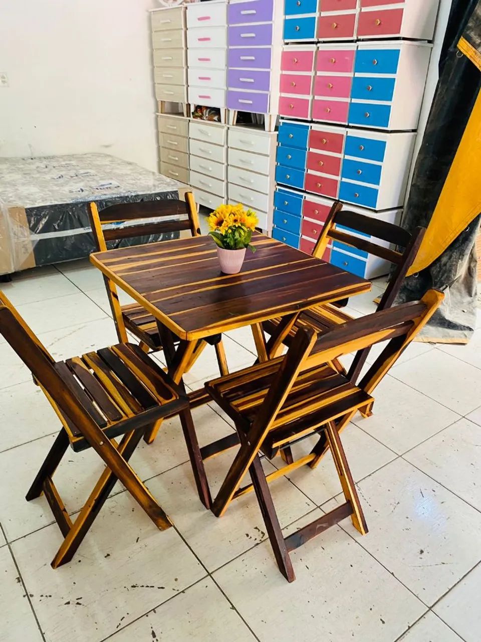 Conjunto de mesa e cadeiras de madeira - Foto 4