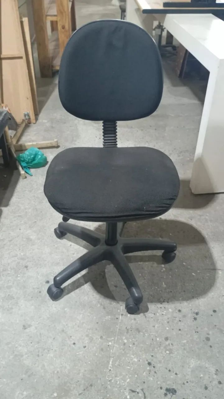Cadeira giratória sem braços. No estado.   .