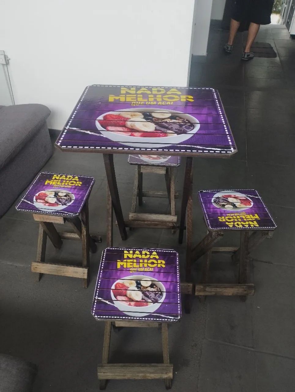 Conjunto de mesa e 4 banquetas com tema de açaí