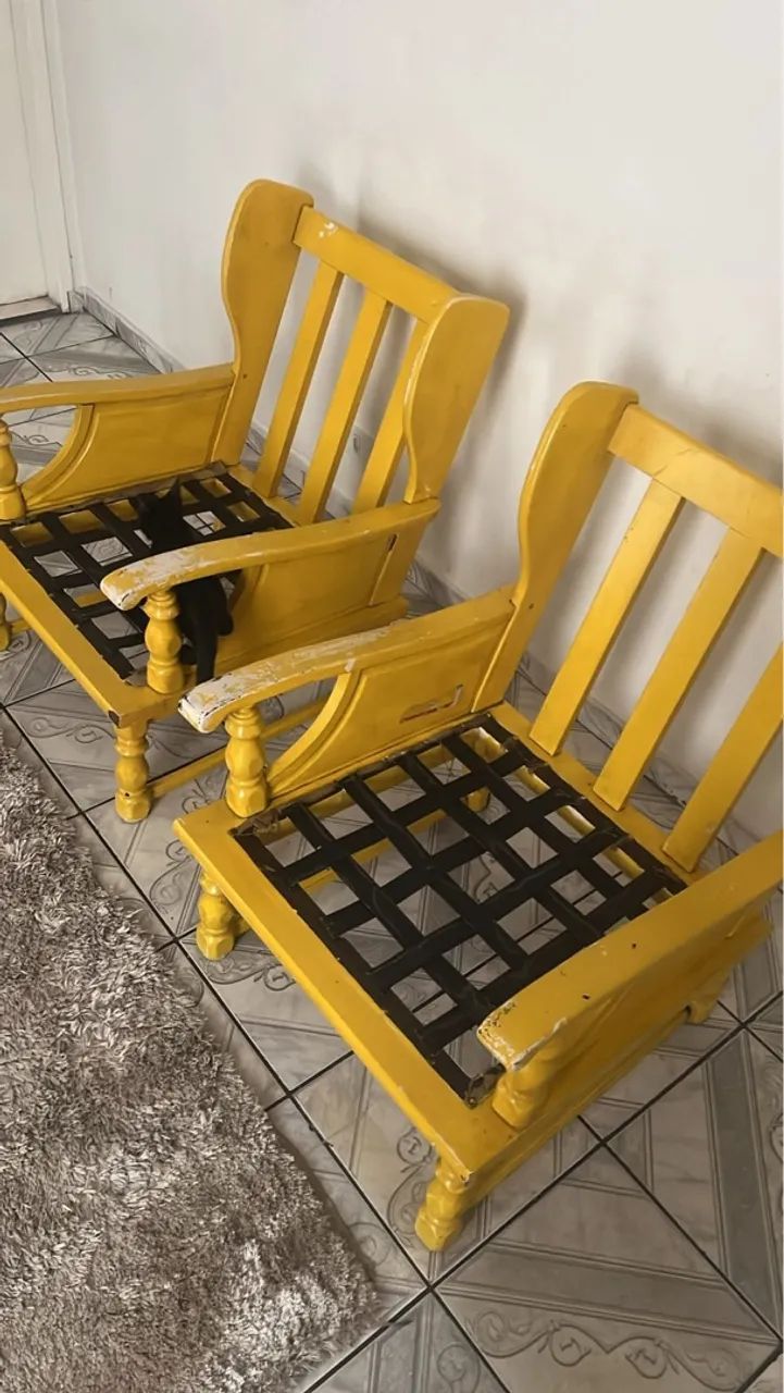 Poltronas Amarelas de Madeira - Estilo Clássico - Foto 3