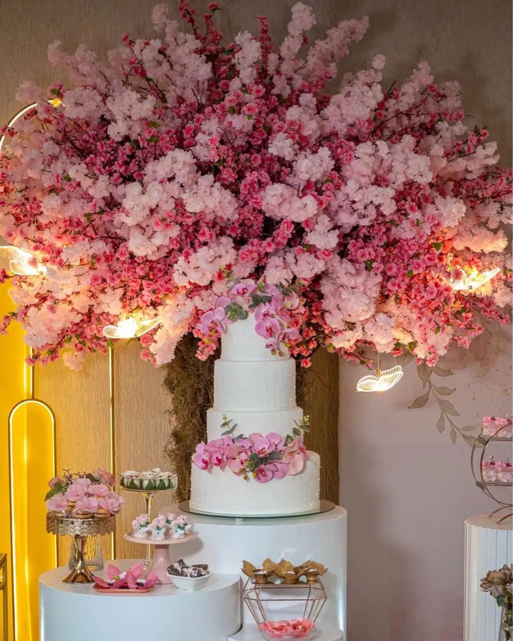 Decoração de Festa com Flores de Cerejeira