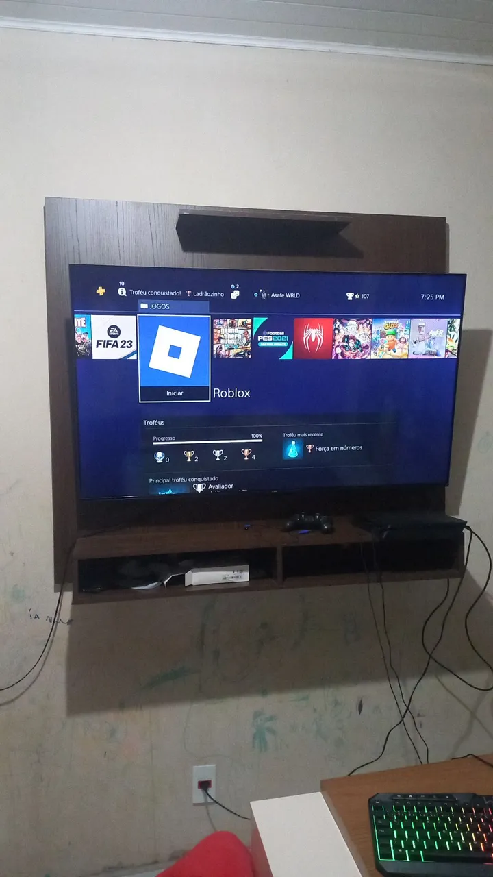 Painel de TV Estiloso com Prateleiras