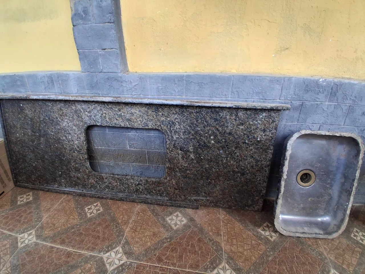 Bancada de mármore e pia inox