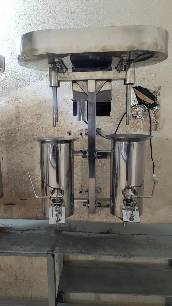 Máquina pra produção de açaí/juçara, copo duplo, muito pouco usada.