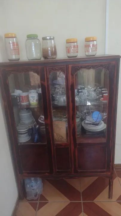 Cristaleira de Madeira em Ótimo Estado