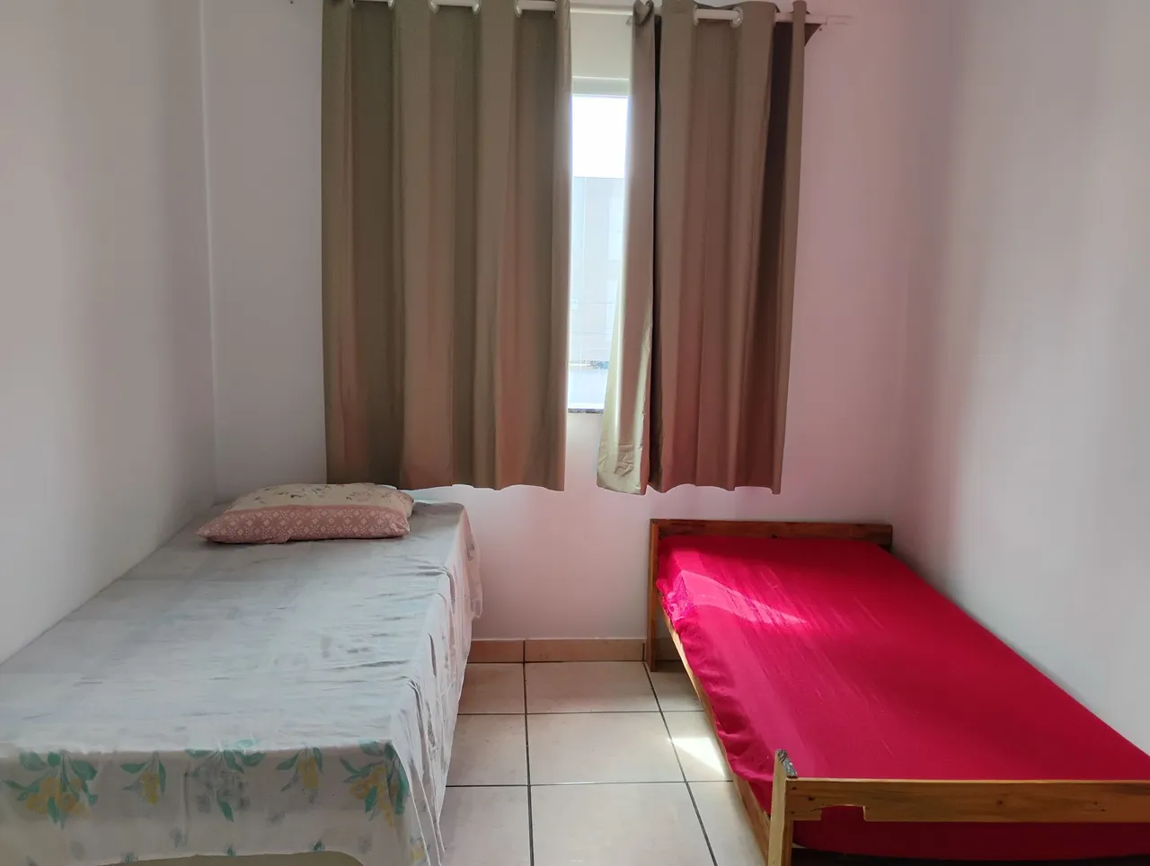 cama madeira com colchão de solteiro