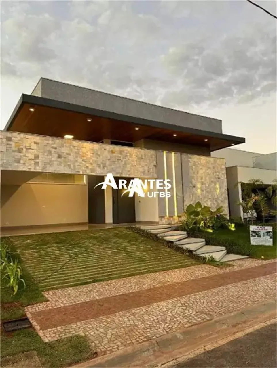 Casa em Condomínio com 225,5m² à venda no Golden Village
