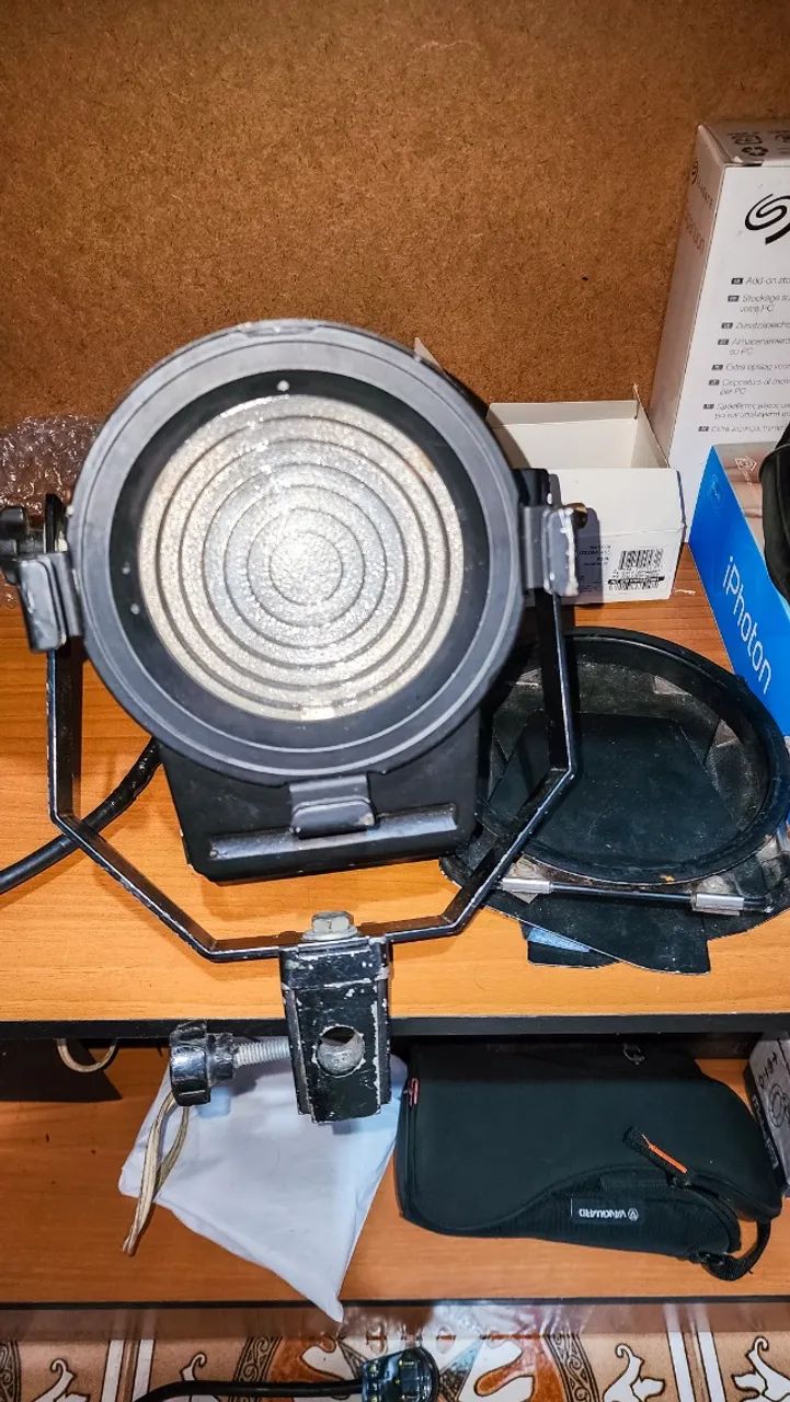 2 Iluminadores fresnel luz halógena Spotlight 600w - Foto 3