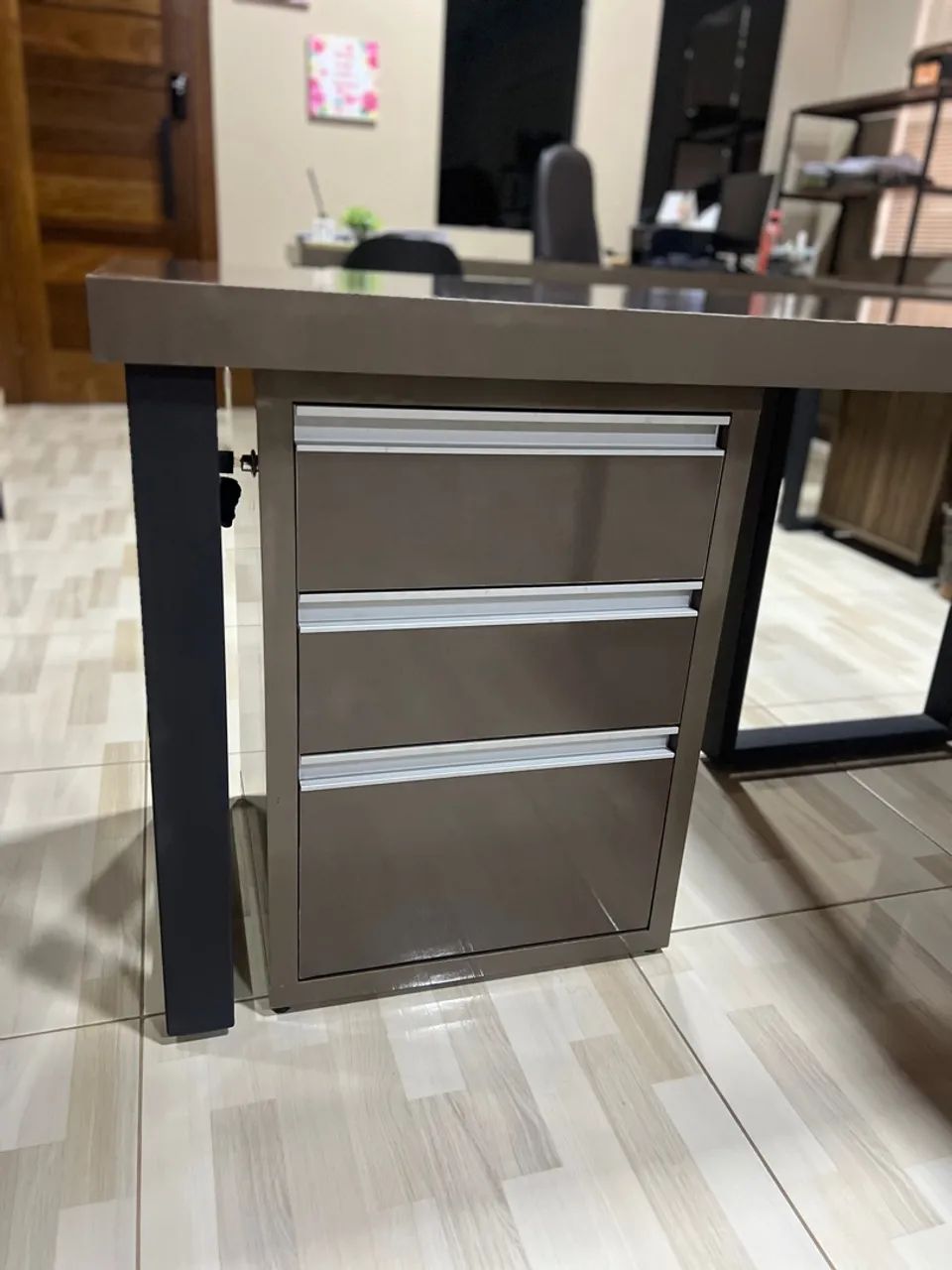 Mesa em L para Escritório com Gaveteiro - Foto 3