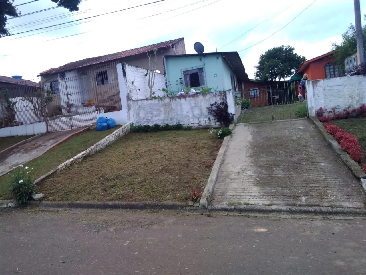 Aluga-se casa meia água
