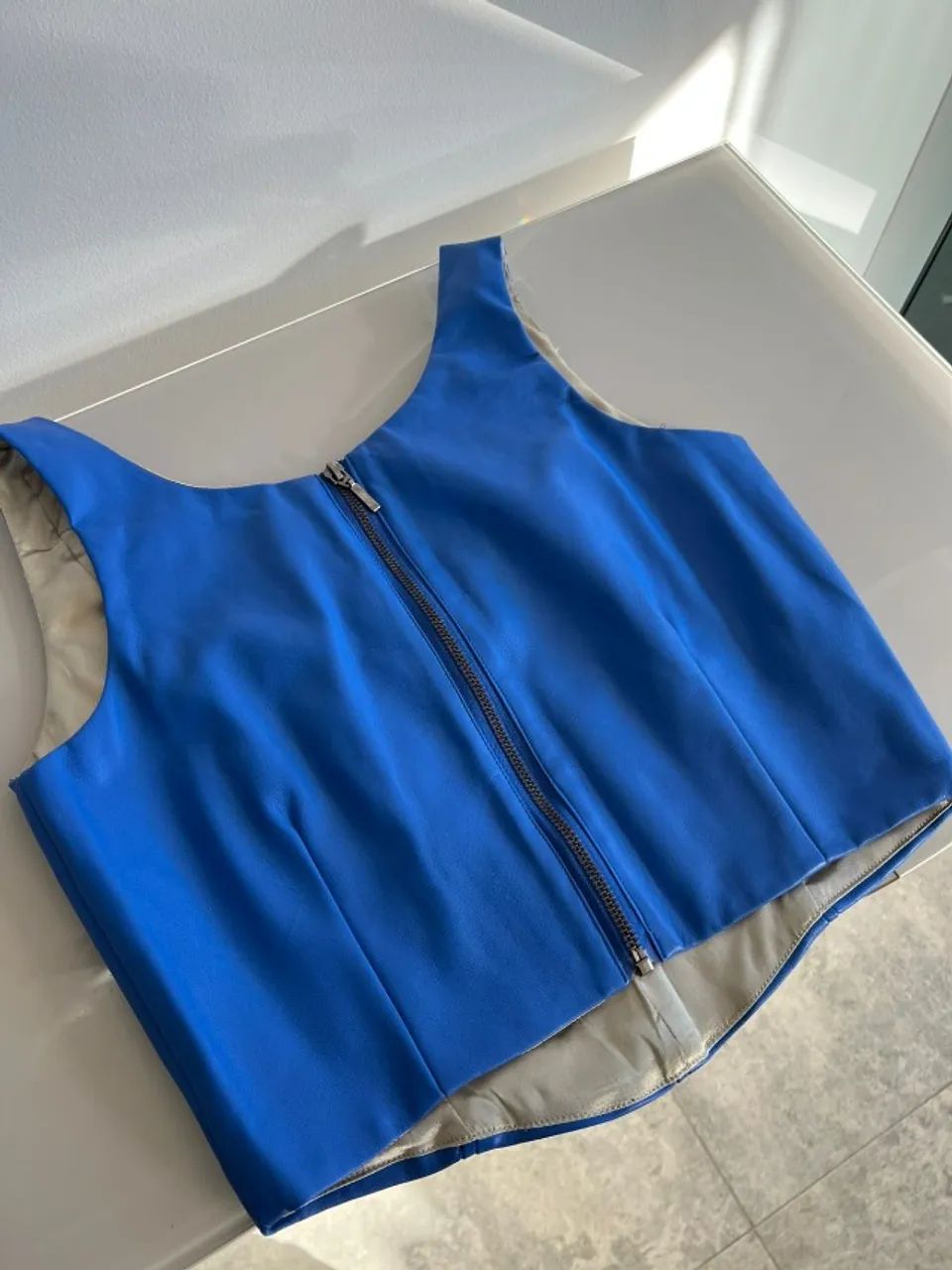 Top em PU - Azul - Foto 2