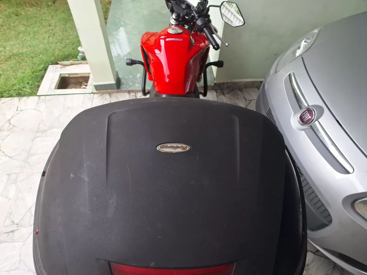 Bau Givi para Moto 47L sem os luminosos com pequena avalia,  mas,  travando normalmente.  - Foto 2