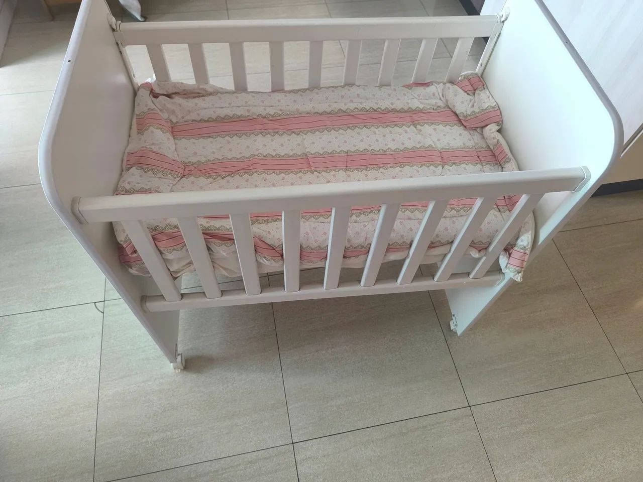 Mini berço com lateral retrátil  - Foto 3