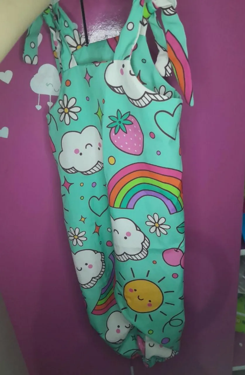 Macacão Infantil Estampado Arco-Íris e Nuvens