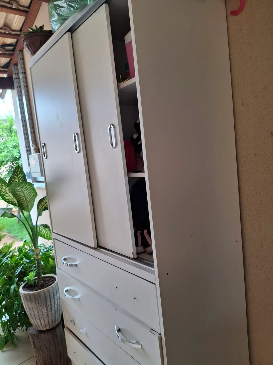 Guarda roupa 4 gavetas e 2 portas de correr