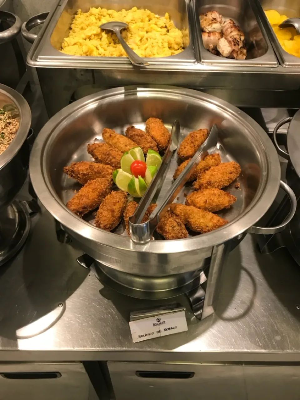 Vagas para auxiliar de cozinha, copeiro e atendente (garçom)
