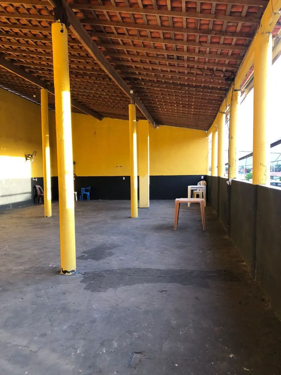 Alugo esse ponto comercial ótimo para uma academia ambientes espaçoso com banheiro .