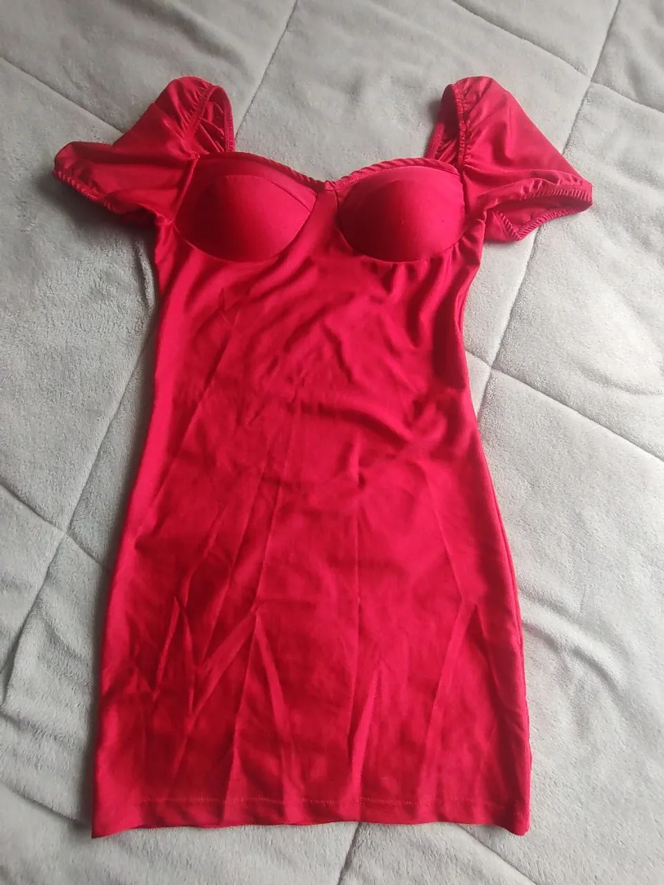 Vestido vermelho com mangas bufantes