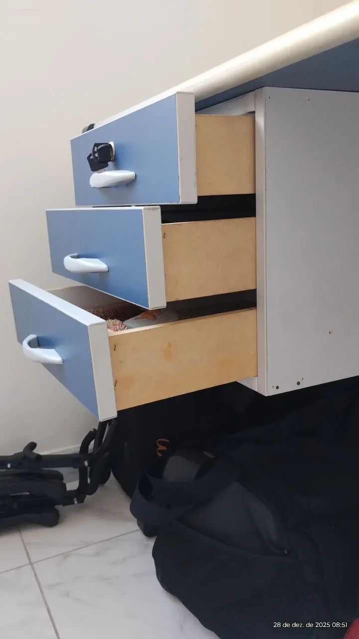 Mesa escritório 3 gavetas c chave  - Foto 3