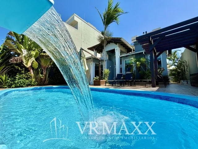 Linda casa em Bombinhas com piscina