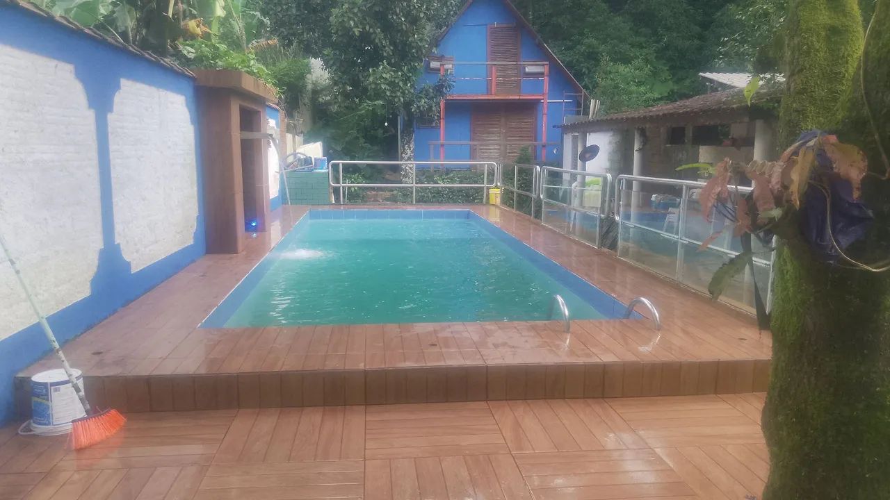 Sítio com piscina e área verde