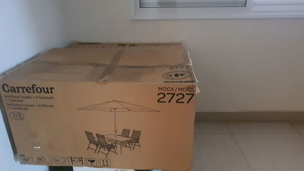mesa com 4 cadeiras e ombrelone nova para aérea de lazer 