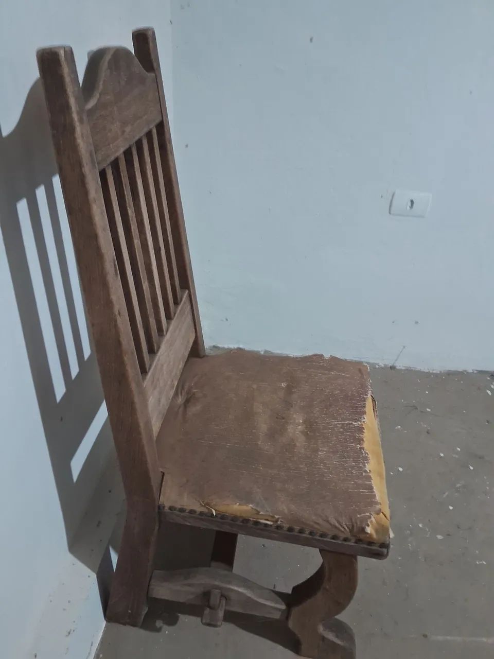 Cadeira Antiga Pesada para Restauro ! - Foto 5