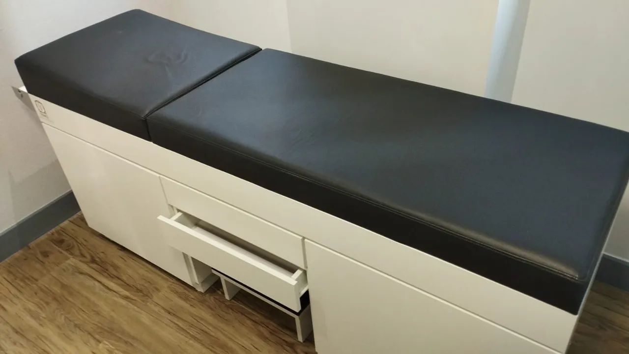 Maca com tampo em couro e gavetas para consultórios médicos.