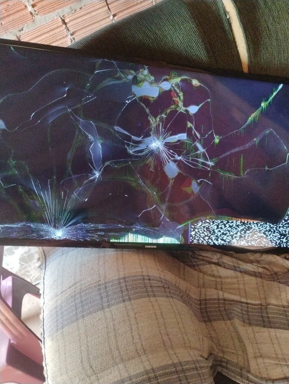 TV Samsung com tela danificada