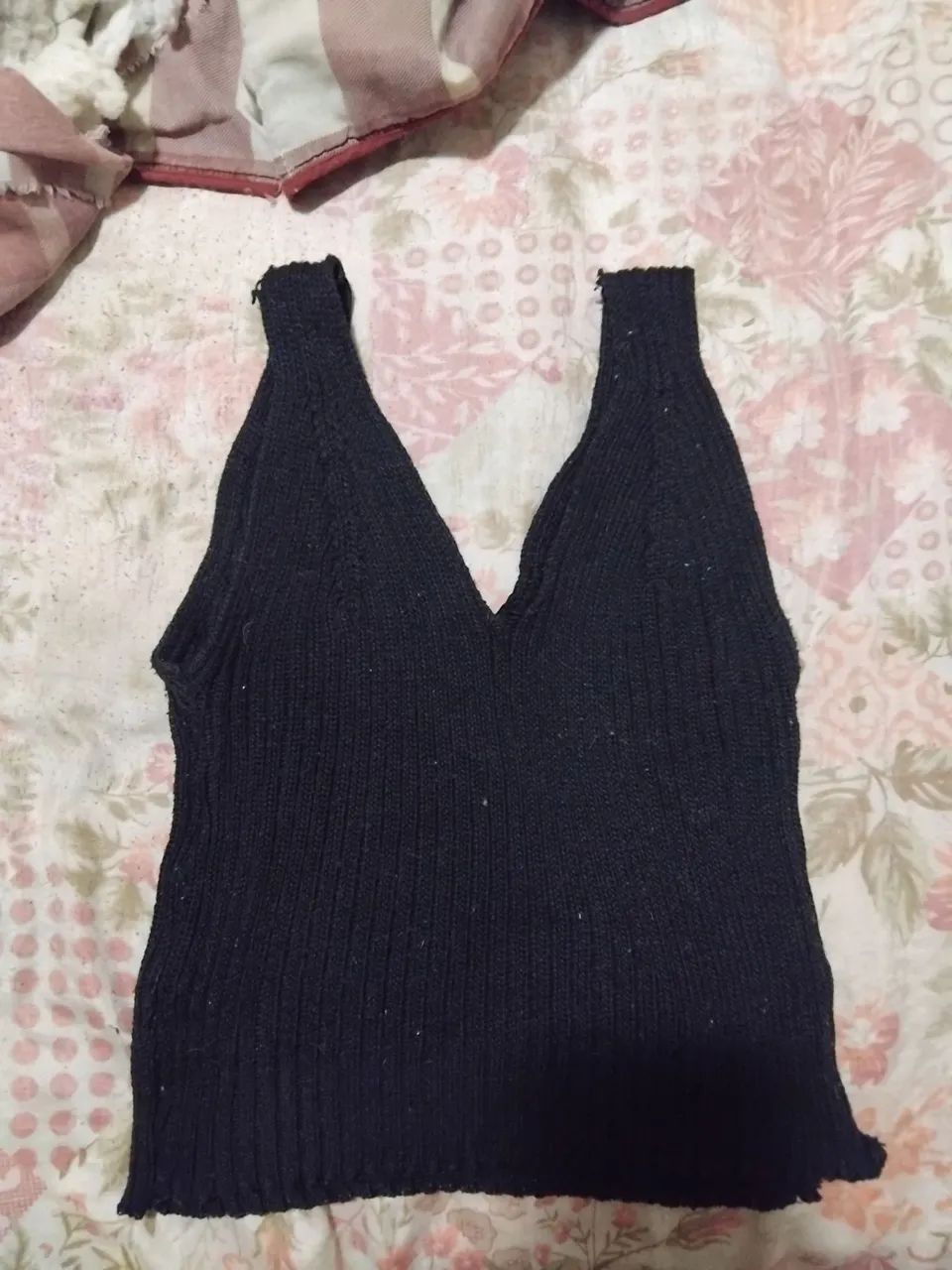 Top preto de tricô com decote em V
