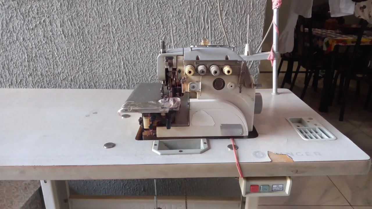 Máquina de Costura Overlock Singer