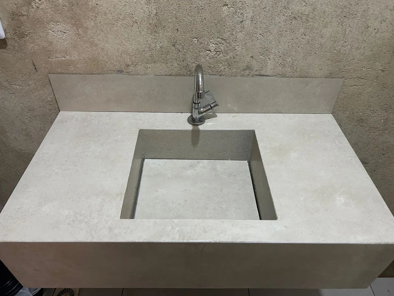Pia esculpida em porcelanato nova 