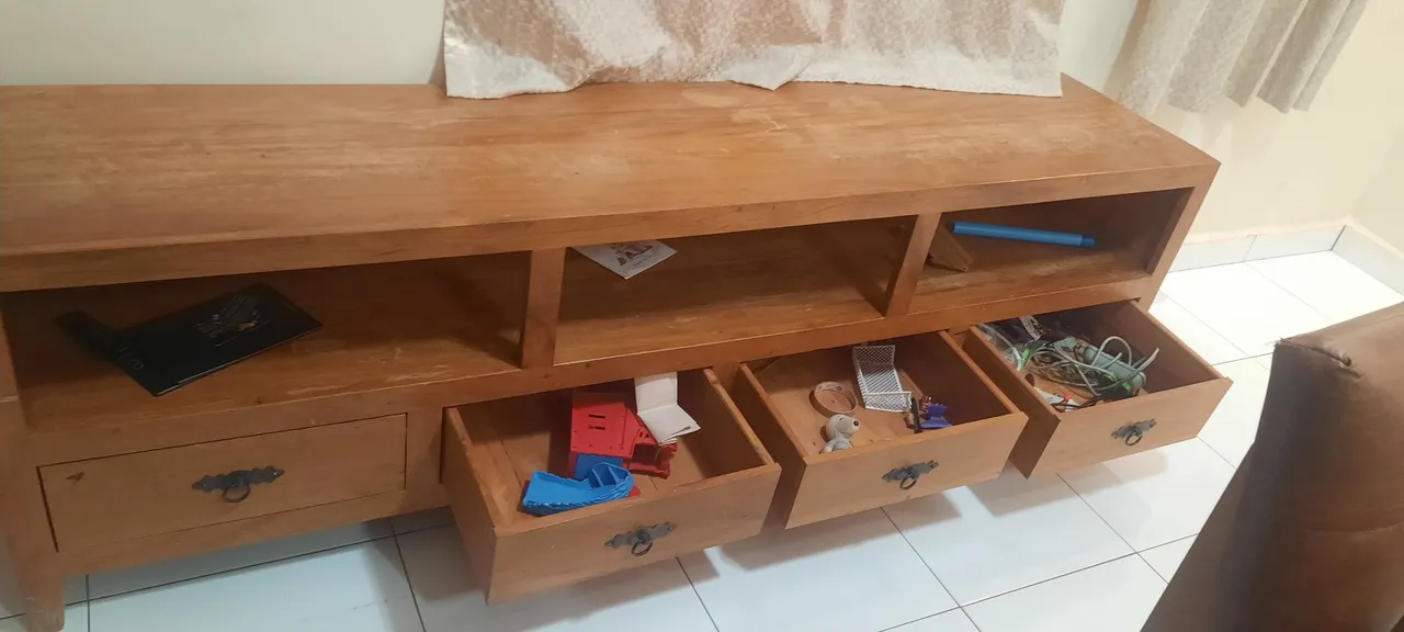 Rack de madeira com gavetas