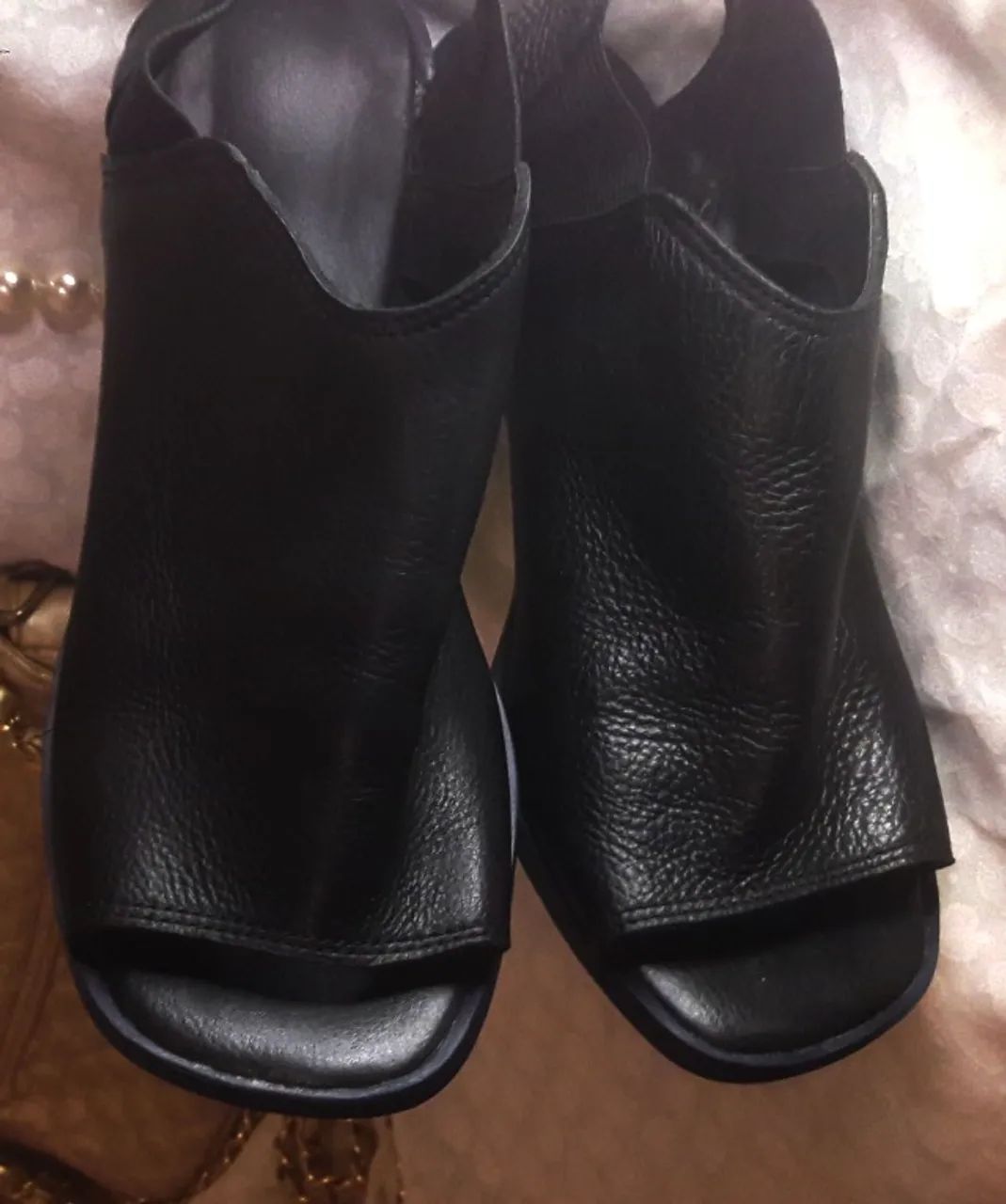 Sandália Ankle Boot de Couro Preta - Salto Emborrachado - Tamanho 36/37 - Marca Lakrizia - Foto 3