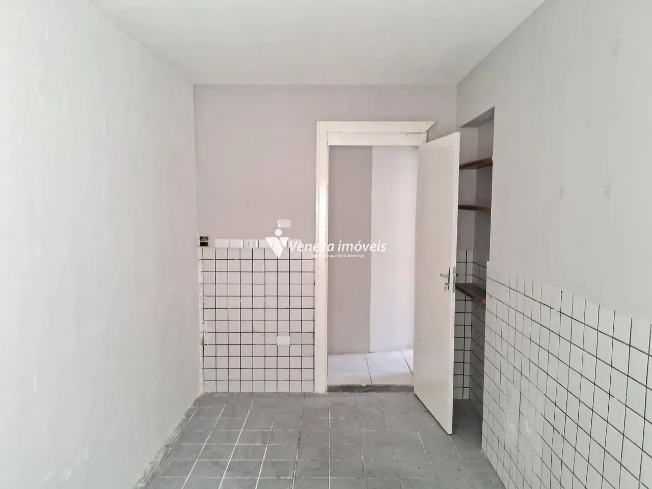 CASA COMERCIAL COM 06 SALAS E ESTACIONAMENTO NO CENTRO PARA VENDA - Foto 10