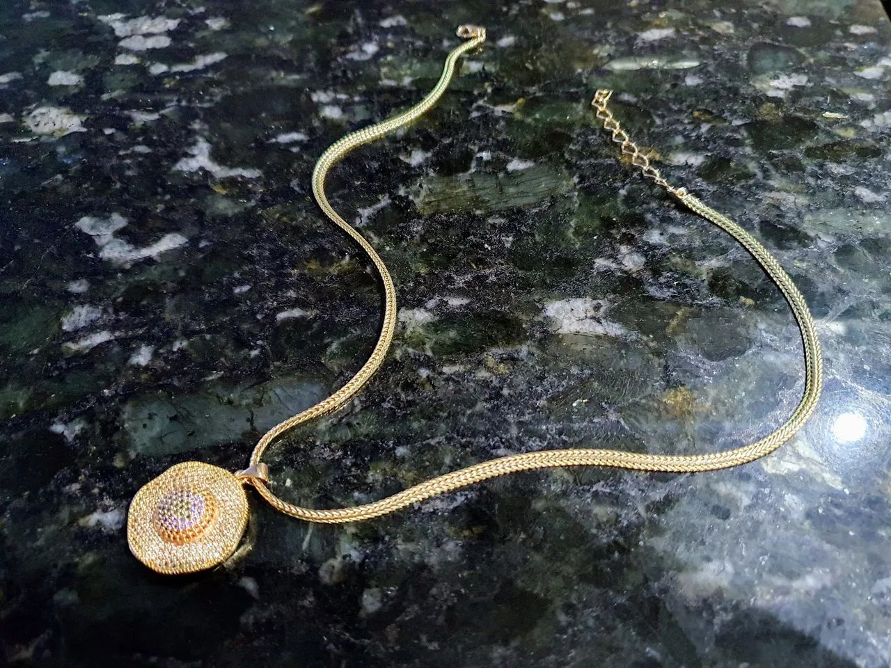 Colar Dourado com Pingente Detalhado - Foto 4