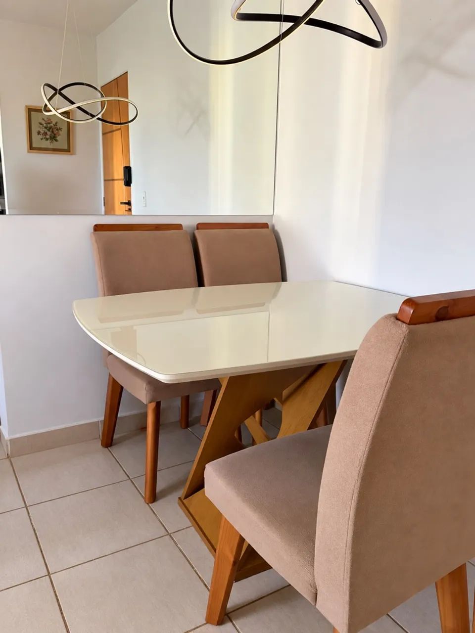 Mesa moderna com 4 cadeiras semi nova 