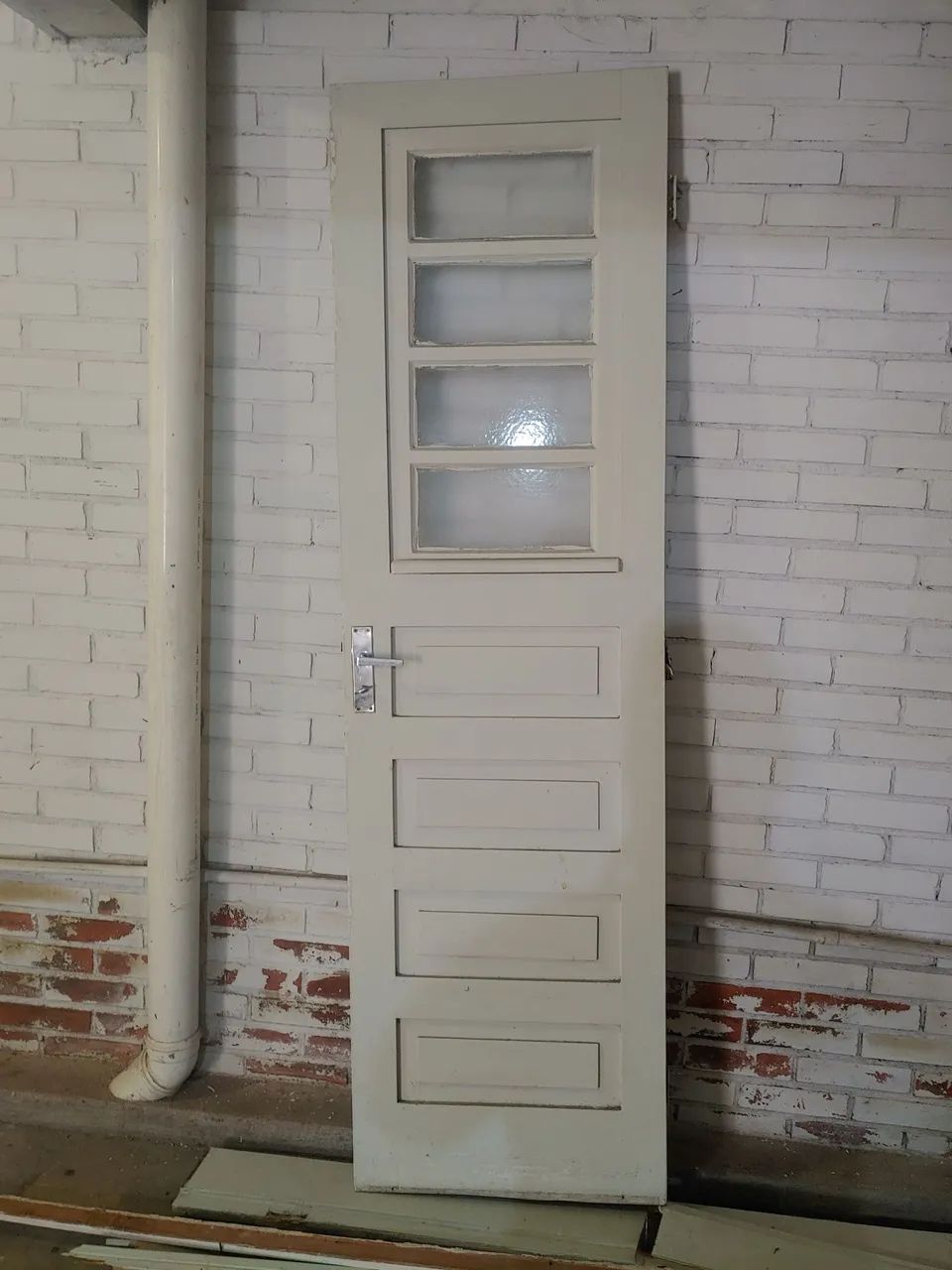 Vendo porta maciça. 60 cm de largura por 2.05 de altura 