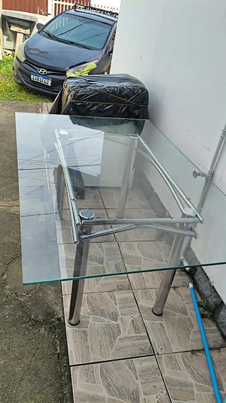 Mesa tampo de vidro quadrada com 4 cadeiras estofadas 