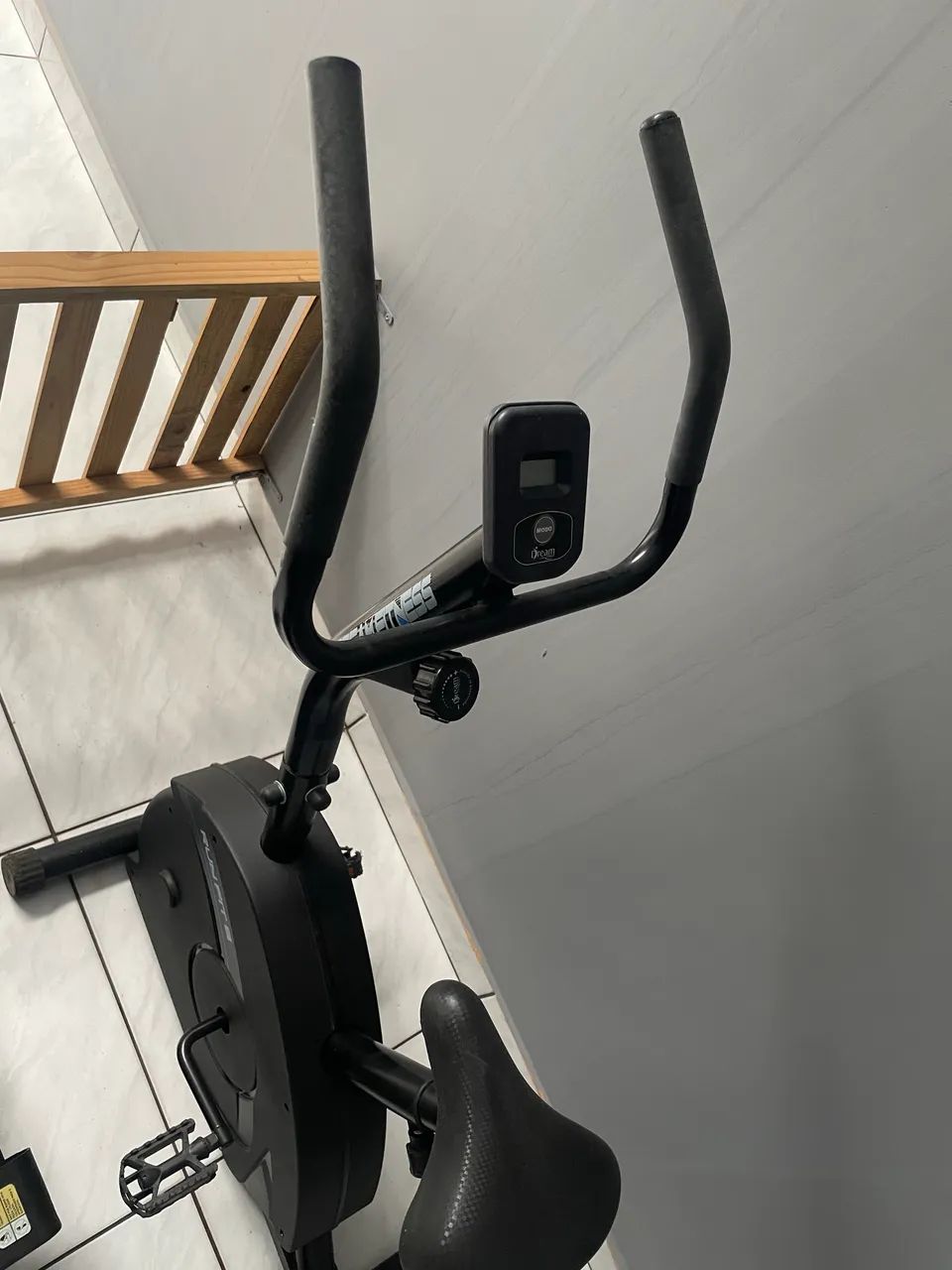 Vende-se esteira e bicicleta ergométrica 