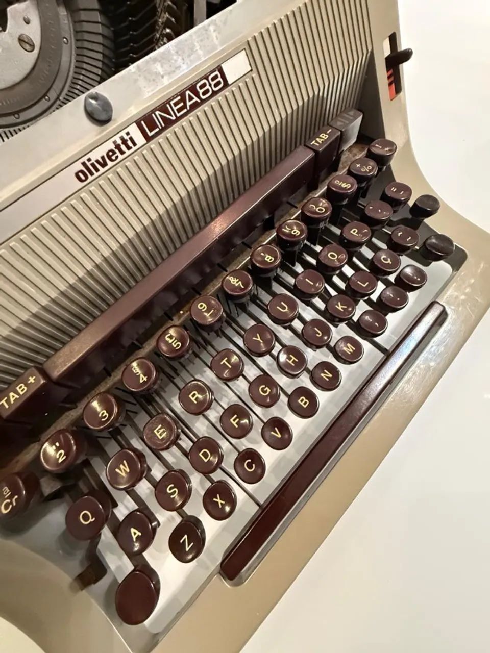 Máquina de escrever manual OLIVETTI LINEA 88, original, em bom estado  e funcionando!!! - Foto 4