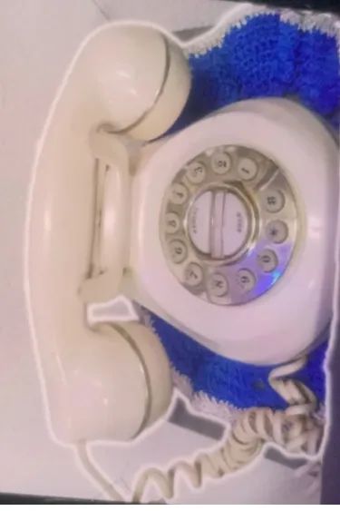 telefone fixo de estilo retrô branco.
